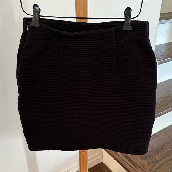 Aritzia Wilfred Black Mini Skirt Size Small - Picture 1 of 6